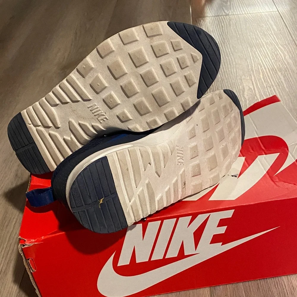 Nike Navy and White Low-Top Running Shoes - Picture 2 of 3